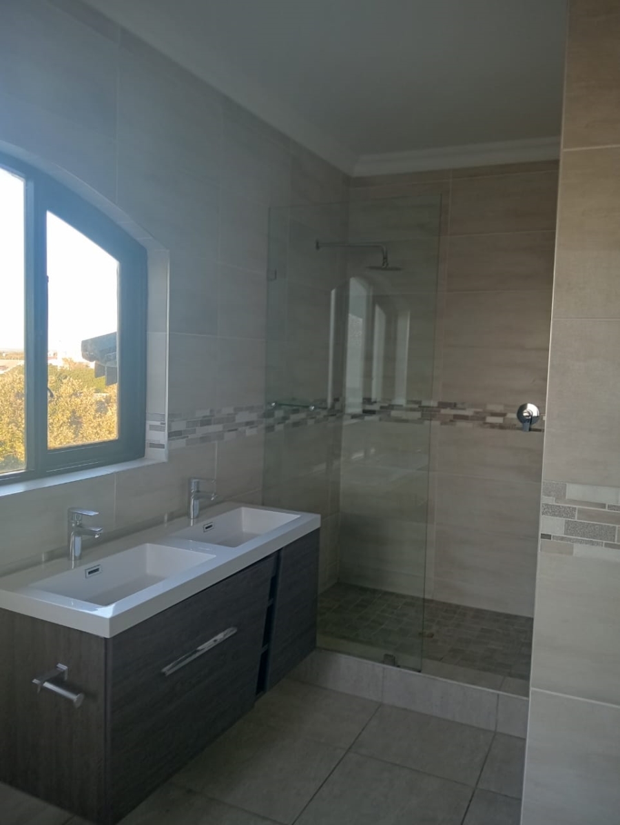 5 Bedroom Property for Sale in Paradise Beach Eastern Cape
